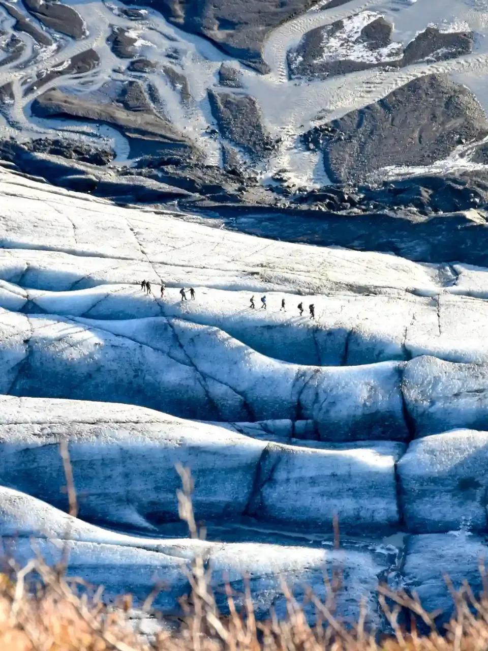 Wanderer auf einem Gletscher in Island