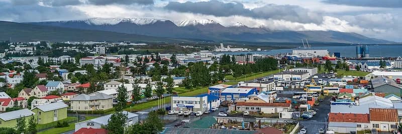 Panoramaaufnahme der Stadt Akureyri im Norden von Island