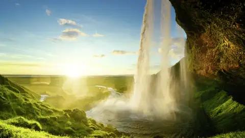 Zu Beginn Ihrer individuellen Mietwagenreise gleich ein Highlight: An der Südküste sehen Sie einen der schönsten Wasserfälle Islands, den Seljalandsfoss.Sie können hinter seine Wasserschleier gehen. Aber Vorsicht: Sie werden bestimmt nass!