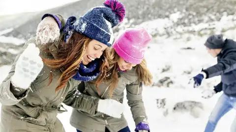 Auf unserer YOUNG LINE Reise durch Island im Winter erleben wir heiße Quellen, gigantische Gletscher und tosende Wasserfälle - für eine Schneeballschlacht zwischendrin bleibt natürlich auch noch Zeit.