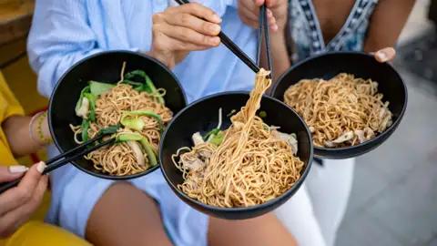 Auf unserer Reise mit YOUNG LINE durch Vietnam lassen wir uns auch die leckere vietnamesische Küche schmecken.