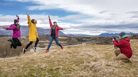 Auf unserer YOUNG LINE Rundreise durch Island bewundern wir die ursprüngliche Natur der Insel - wild, rau, echt und jederzeit ein Foto wert!