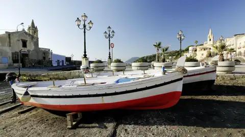 Fischerboote im Hafen von Lipari.