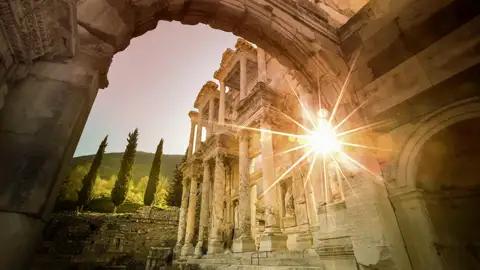 Ein Höhepunkt der Reise mit Marco Polo ist die Besichtigung von Ephesus, einer der besterhaltenen antiken Städte der Welt, mit ihrer berühmten Celsus-Bibliothek.