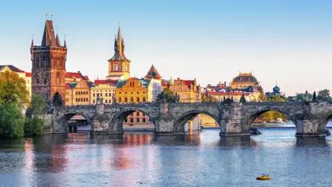 Auf Ihrer Reise nach Prag überqueren Sie die Karlsbrücke und besuchen die Altstadt. Genießen Sie den Ausblick.